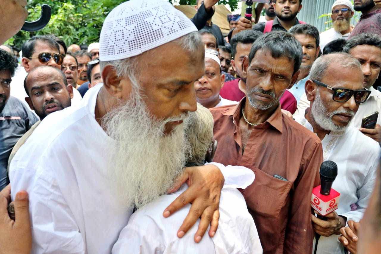 কায়কোবাদ জনগণের সাথে